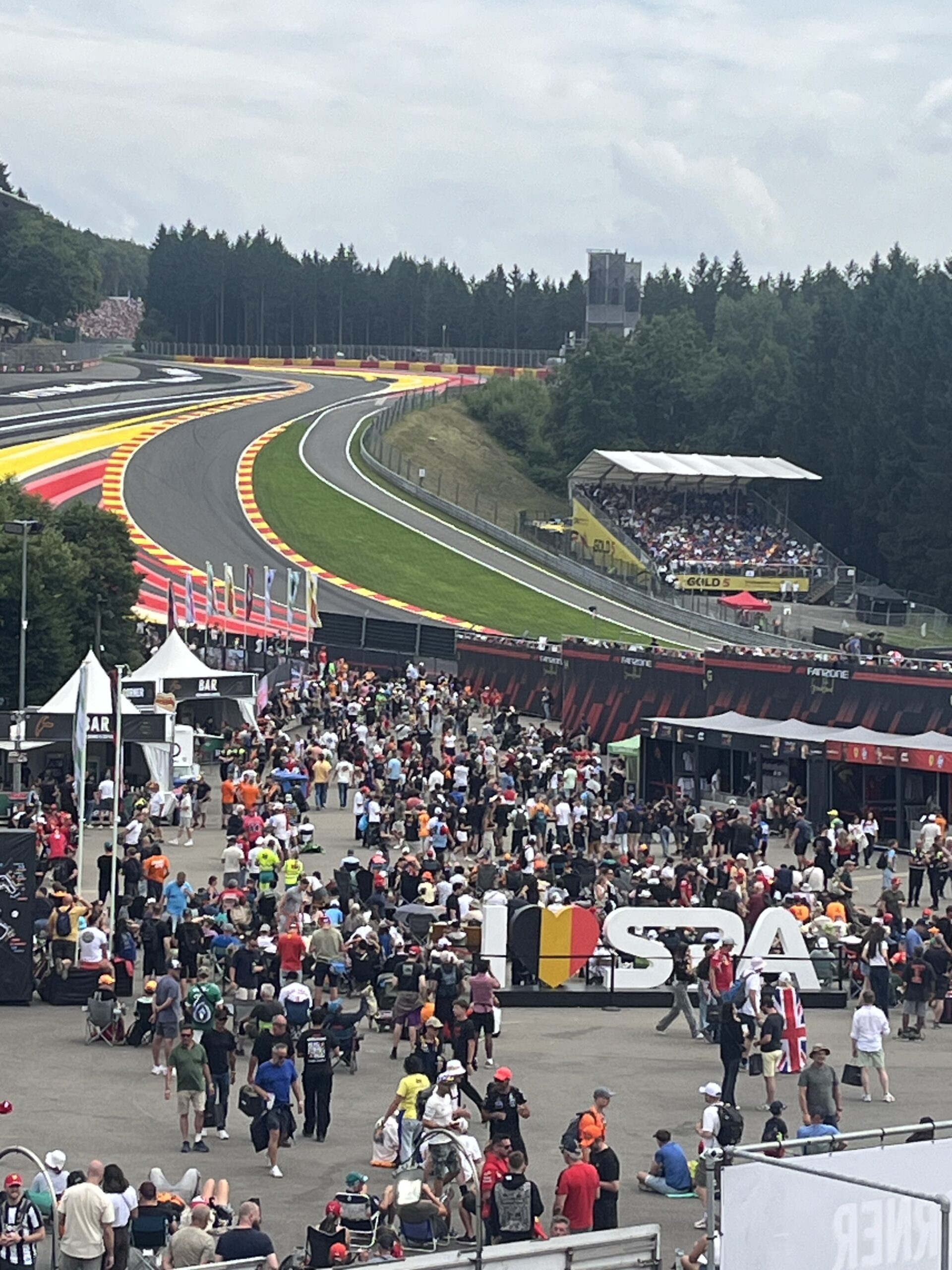 Legendarna Eau Rouge krivina i korporativna kultura Meklarena