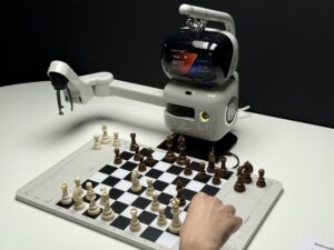 Robot igra šah sa čovekom kao ilustracija kako AI traži ljudsko iskustvo, autoritet i poverenje u sadržaju.