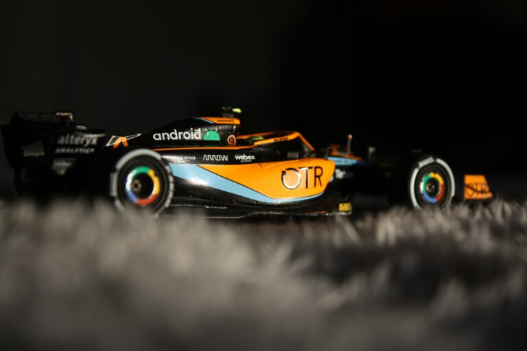 Meklarenov bolid Formule 1 na stazi